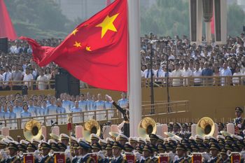 رفع العلم الصيني أمام العرض العسكري لإحياء الذكرى الثمانين لاستسلام اليابان في الحرب العالمية الثانية أمام بوابة تيانانمن في بكين، الأربعاء 3 سبتمبر/أيلول 2025