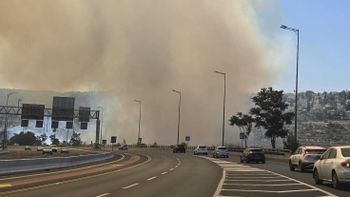 Incendie important sur la route 1 près de Mevaseret, 24/08/2025
