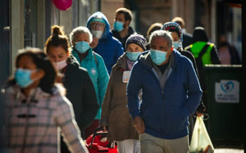 Des Israéliens portant des masques faciaux marchent dans le centre-ville de Jérusalem le 21 janvier 2021, pendant le troisième confinement national lié au coronavirus.