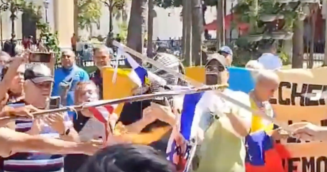 Séisme au Venezuela : des drapeaux américain et israélien brûlés