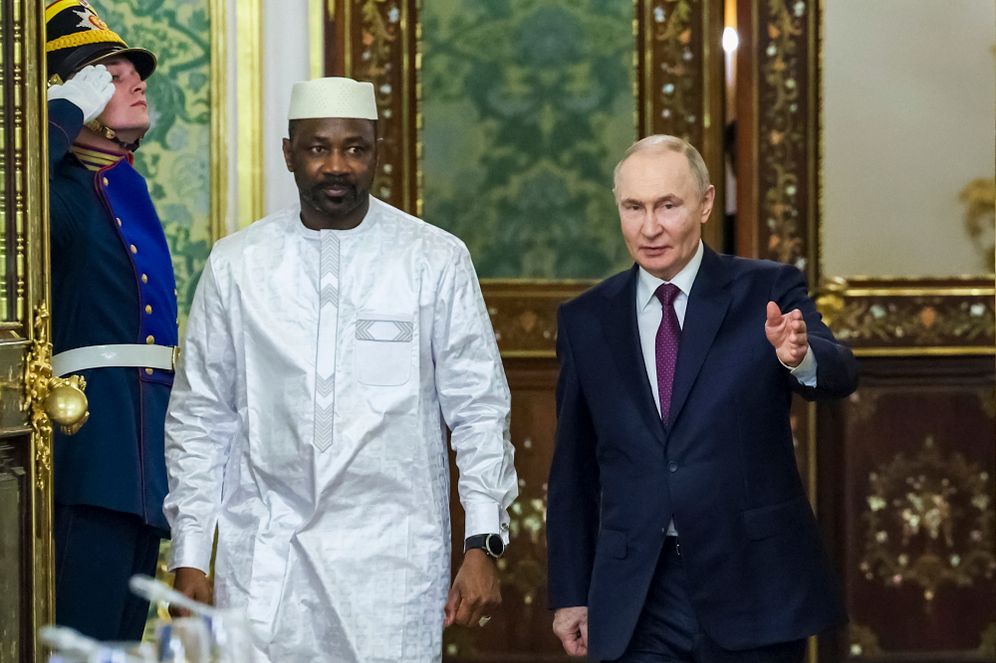 Alexander Kazakov, Sputnik, Kremlin Pool Photo via AP Russian President Vladimir Putin, right, welcomes Interim President of the Republic of Mali Assimi Goita, front left, for a meeting at the Grand Kremlin Palace at the Kremlin in Moscow, Russia, Monday, June 23, 2025