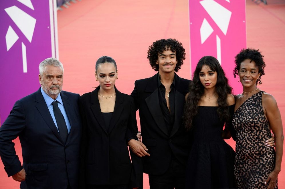 Le réalisateur et producteur français Luc Besson pose avec son épouse Virginie Besson-Silla et ses enfants Thalia Besson, Mao Besson, Sateen Besson sur le tapis rouge du film "Dogman" présenté en compétition à la 80ème Mostra de Venise