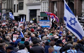 Des manifestants brandissent des pancartes, des drapeaux et des banderoles lors d'un rassemblement contre l'antisémitisme à Londres, le 26 novembre 2023.
