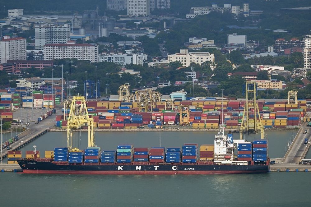 Illustration - Un cargo dans le port de Butterworth, sur la péninsule continentale de Malaisie, vu depuis l'île de Penang