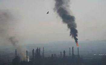 AP/Ariel Schalit Des panaches de fumée s'échappent de la raffinerie de pétrole Bazan à Haïfa, dans le nord d'Israël, après un tir de missile iranien tôt le 16 juin 2025.