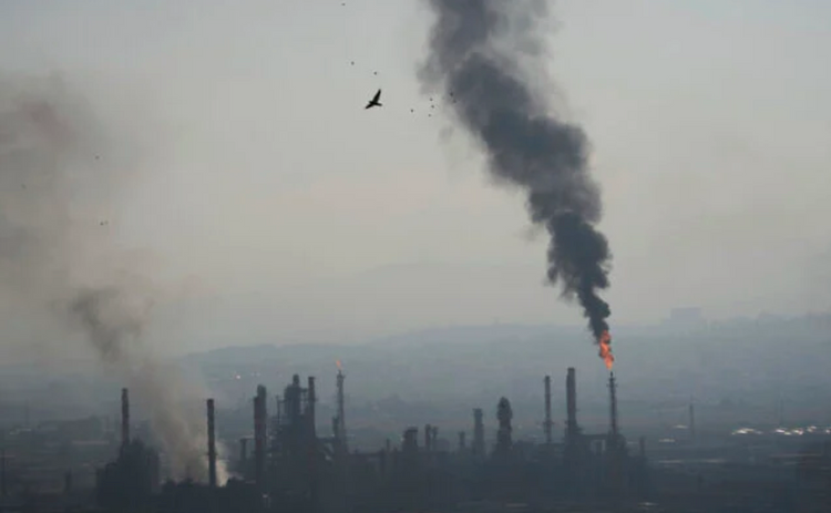 Des panaches de fumée s'échappent de la raffinerie de pétrole Bazan à Haïfa, dans le nord d'Israël, après un tir de missile iranien tôt le 16 juin 2025.