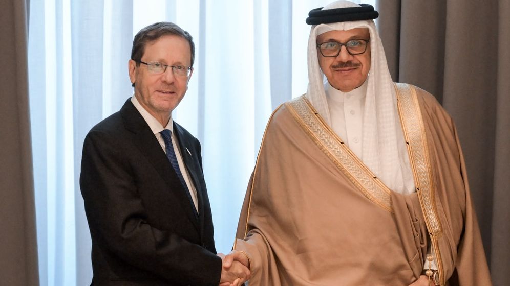 Maayan Toaf / GPO Le président israélien Isaac Herzog et le ministre bahreïni des Affaires étrangères, Abdullatif ben Rashid Al-Zayani, à Bakou, Azerbaïdjan, le 14.10.2026