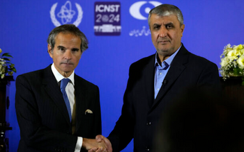 Le directeur général de l'Organisation internationale de l'énergie atomique (AIEA), Rafael Grossi, à gauche, et le chef du département iranien de l'énergie atomique, Mohammad Eslami, en Iran, le mardi 7 mai 2024.