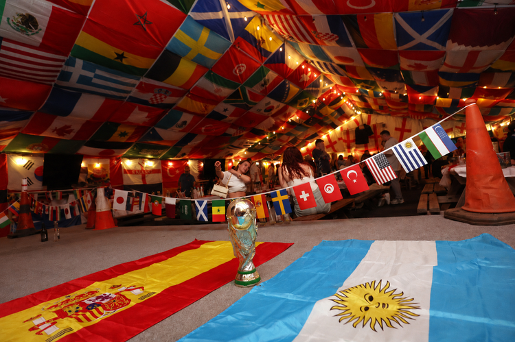 Réplique de la coupe du monde entre les drapeaux de l'Argentine et de l'Espagne