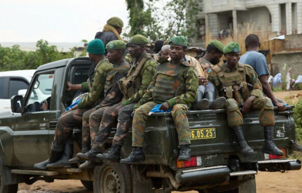 AP/Berthier Mugiraneza Des soldats patrouillent tandis que des milliers de personnes fuyant les combats dans la province du Sud-Kivu, en République démocratique du Congo, arrivent à Cibitoke, à Kansega, au Burundi, le 11 décembre 2025.