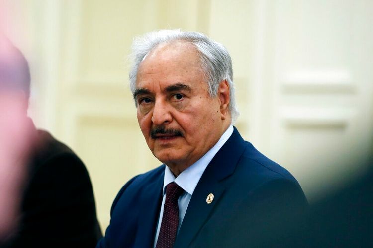 ملف – في هذه الصورة الأرشيفية بتاريخ 17 يناير 2020، ينضم الجنرال الليبي خليفة حفتر إلى اجتماع مع وزير الخارجية اليوناني نيكوس ديندياس في أثينا.