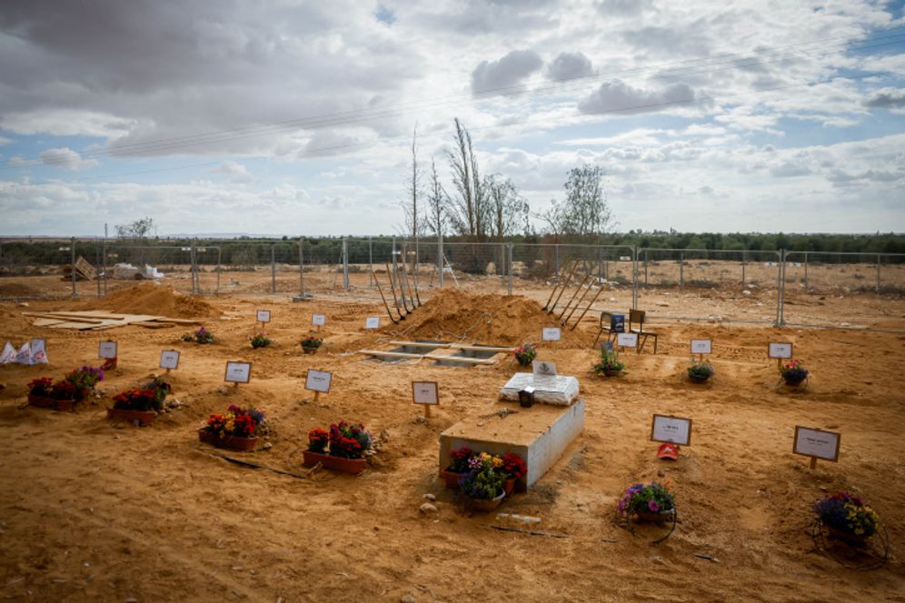Chaim Goldberg/Flash90 Photo d'illustration : Les tombes des résidents du kibboutz Be'eri assassinés par le Hamas le 7 octobre