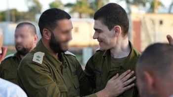 על מדים: שורד השבי מקסים הרקין בטקס המצטיינים של מרכז ההובלה