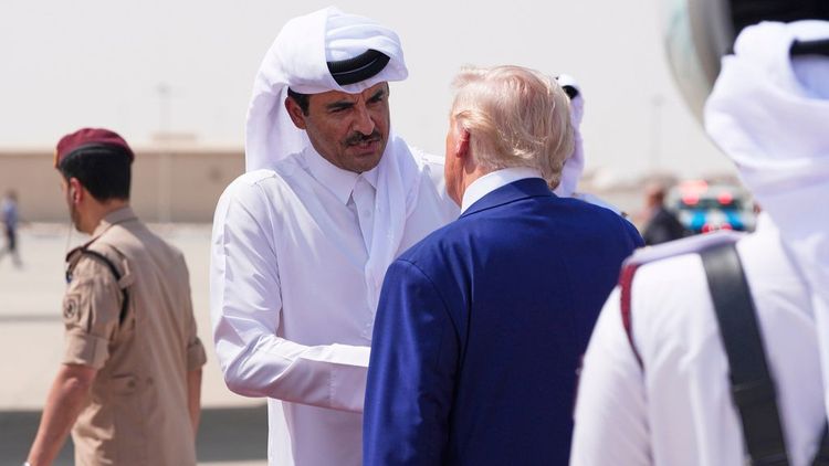 ودّع أمير قطر الشيخ تميم بن حمد آل ثاني الرئيس دونالد ترامب في قاعدة العديد الجوية في 15 مايو 2025، في الدوحة، قطر.