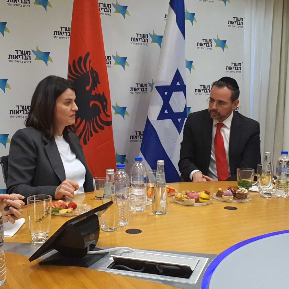 Le ministre israélien de la Santé, Uriel Bosso et son homologue albanaise Albana Kociu