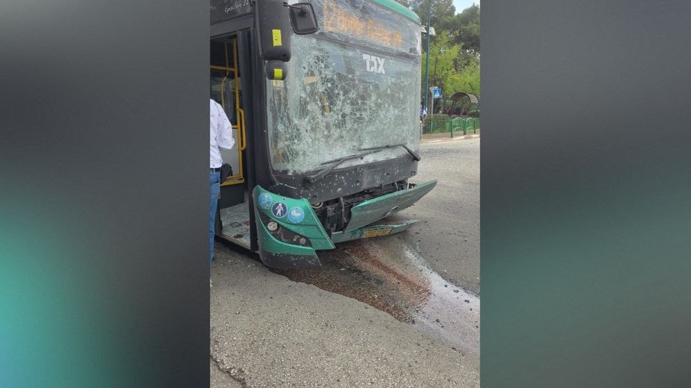 الباص الذي استهدف الأثنين جراء صواريخ حزب الله وأدى لاصابة السائق بصورة خطثيرة