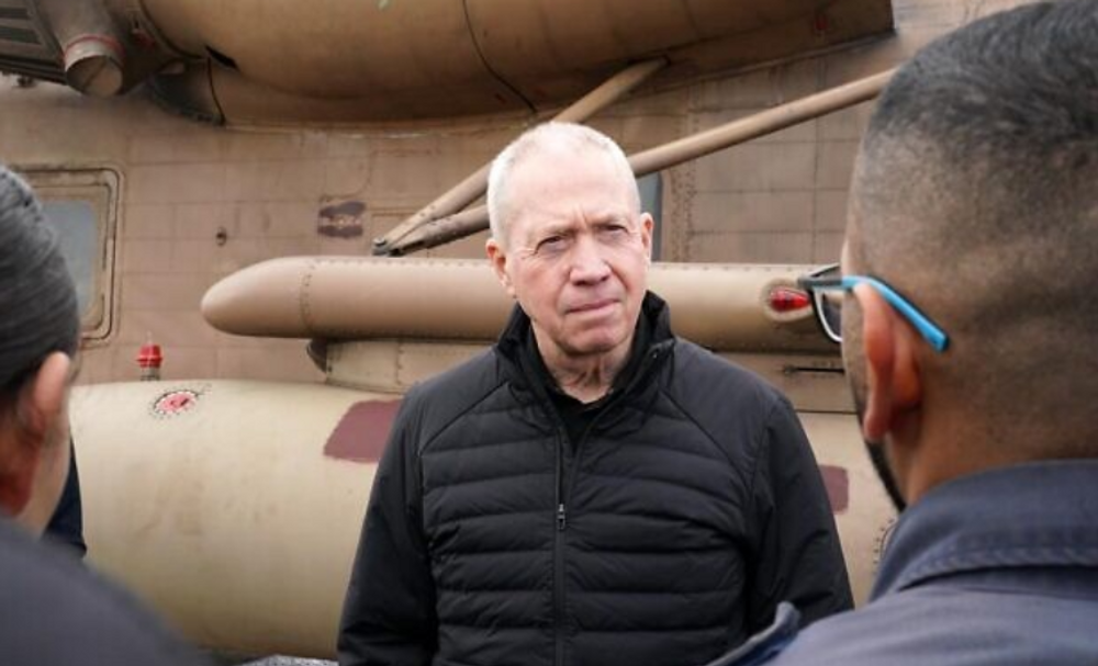 Le ministre de la Défense Yoav Gallant visite la base aérienne de Tel Nof dans le centre d'Israël, 4 février 2024