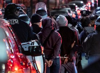 ضباط شرطة مدينة نيويورك يحتجزون الطلاب بالقرب من حرم جامعة كولومبيا في نيويورك الثلاثاء، 30 أبريل 2024،