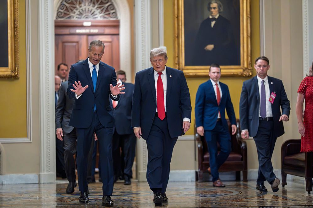 AP Photo/J. Scott Applewhite دونالد ترامب وجون ثون