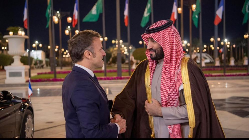 Saudi Press Agency - Associated Press. Emmanuel Macron accueilli par Mohammen Ben Salmane