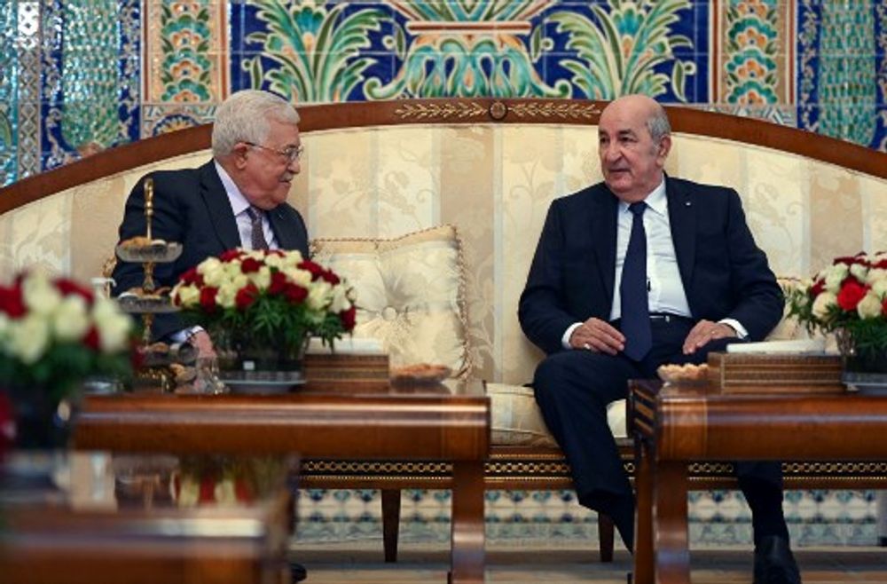 تظهر صورة نشرها المكتب الصحفي للسلطة الفلسطينية في 5 ديسمبر 2021 لقاء الرئيس الجزائري عبد المجيد تبون (إلى اليمين) ونظيره الفلسطيني محمود عباس في العاصمة الجزائر.