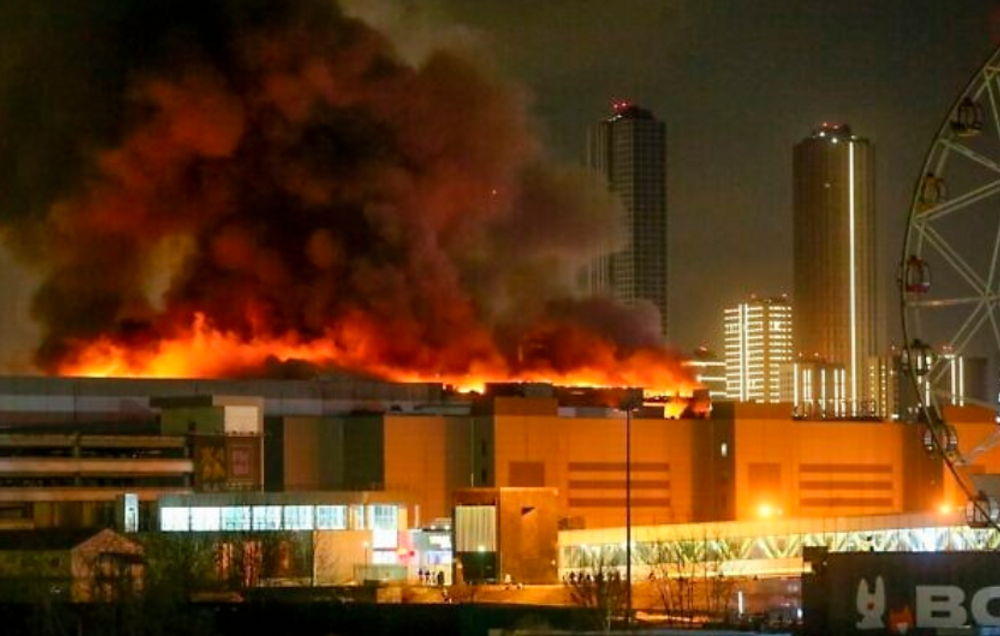 Un gigantesque incendie est visible au-dessus de l'hôtel de ville de Crocus, à l'ouest de Moscou, en Russie, le 22 mars 2024.