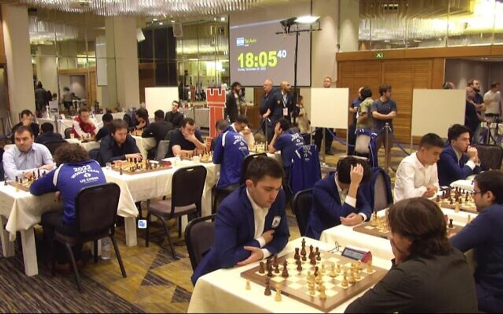 Des joueurs s'affrontent lors du championnat du monde d'échecs par équipes à Jérusalem, le 20 novembre 2022