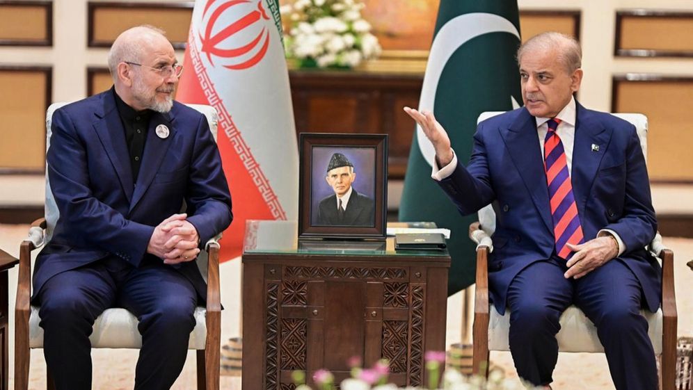 Pakistan Prime Minister Office via AP Le chef des négociateurs iraniens, Mohammad Bagher Ghalibaf (à gauche), et le Premier ministre pakistanais Shehbaz Sharif, à Islamabad, au Pakistan, le 11.04.2026