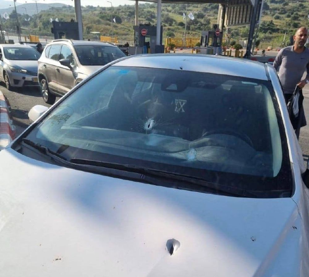 L'un des véhicules visés par des coups de feu près de l'implantation d'Avnei Hefetz en Cisjordanie, le 2 mai 2023 


.