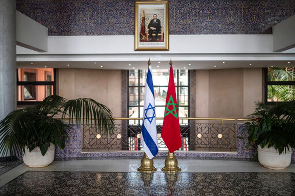 العلمان المغربي والإسرائيلي في وزارة الخارجية المغربية خلال زيارة رسمية لوزير الخارجية الإسرائيلي يائير لبيد إلى الرباط ، المغرب ، الأربعاء 11 أغسطس ، 2021.