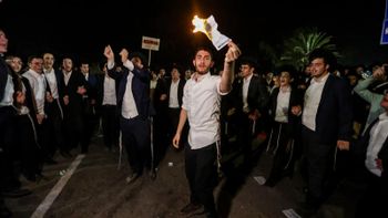 Des juifs orthodoxes brûlent des ordres de conscription devant la prison militaire de Beit Lid, le 14.08.2025