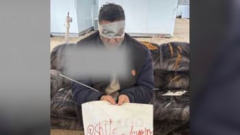 פלסטיני עצור עם שלט פרסומת לעסק של לוחם המילואים שעצר אותו