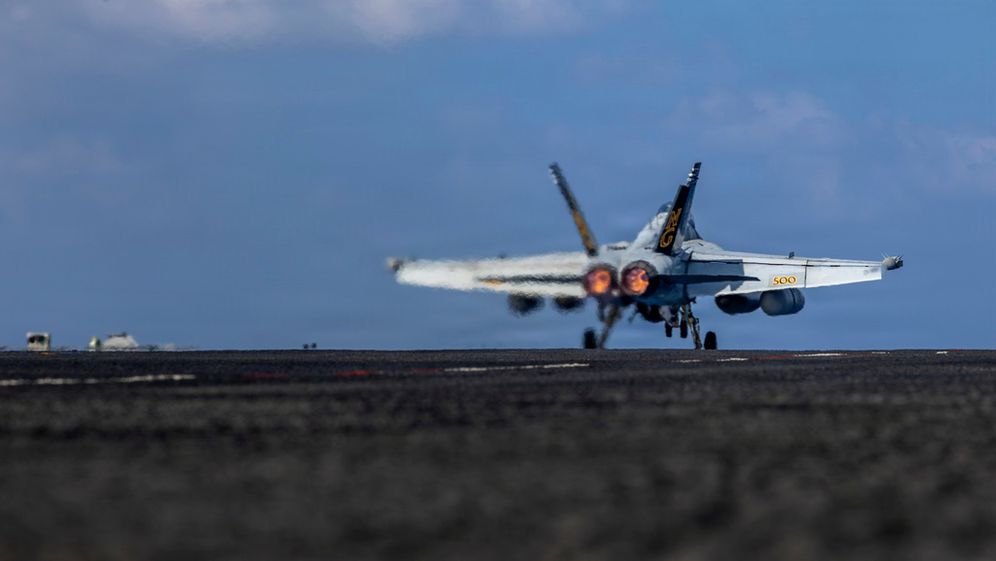 Décollage d'un avion de chasse américain du porte-avions USS Lincoln