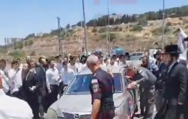 Jérusalem : des dizaines d'orthodoxes bloquent la circulation