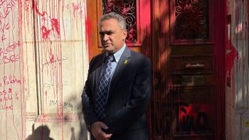 L'ambassadeur d'Israël en France, Joshua Zarka, devant les bureaux d'El Al à Paris, le 07.08.25