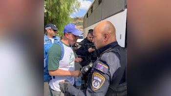 براد لاندر، مرشح للكونغرس من نيويورك، محتجز من قبل الشرطة.