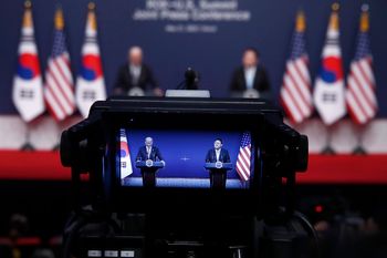 Les présidents américain Joe Biden et sud-coréen Yoon Suk Yeol lors d'une conférence de presse conjointe au bureau présidentiel à Séoul le 21 mai 2022