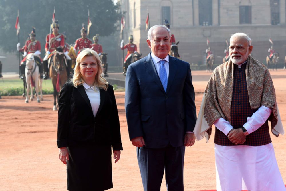 Le Premier ministre israélien Benjamin Netanyahu, son épouse Sara et le Premier ministre indien Narendra Modi lors d'une cérémonie de bienvenue dans la maison du président à New Delhi, en Inde
