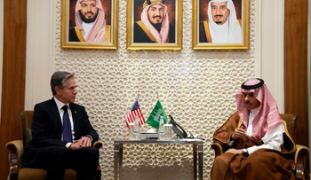 Le secrétaire d’État américain Antony Blinken, avec le ministre saoudien des Affaires étrangères, le prince Faisal bin Farhan, au ministère des Affaires étrangères à Riyad, en Arabie saoudite, samedi 14 octobre 2023.