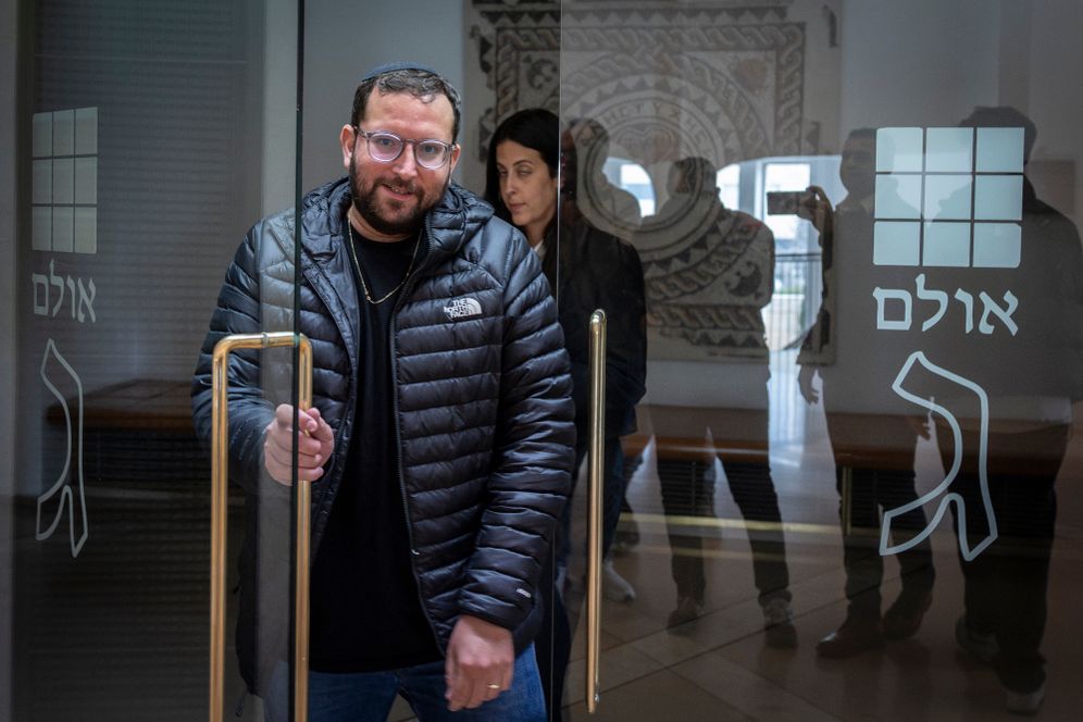 Photo by Yonatan Sindel/Flash90 Yonatan Urich is seen following a hearing on journalist Omri Assenheim’s refusal to provide police with materials from a program he broadcast about Eli Feldstein, after the District Court ruled that journalistic privilege does not apply, at the Supreme Court in Jerusalem, March 30, 2026.