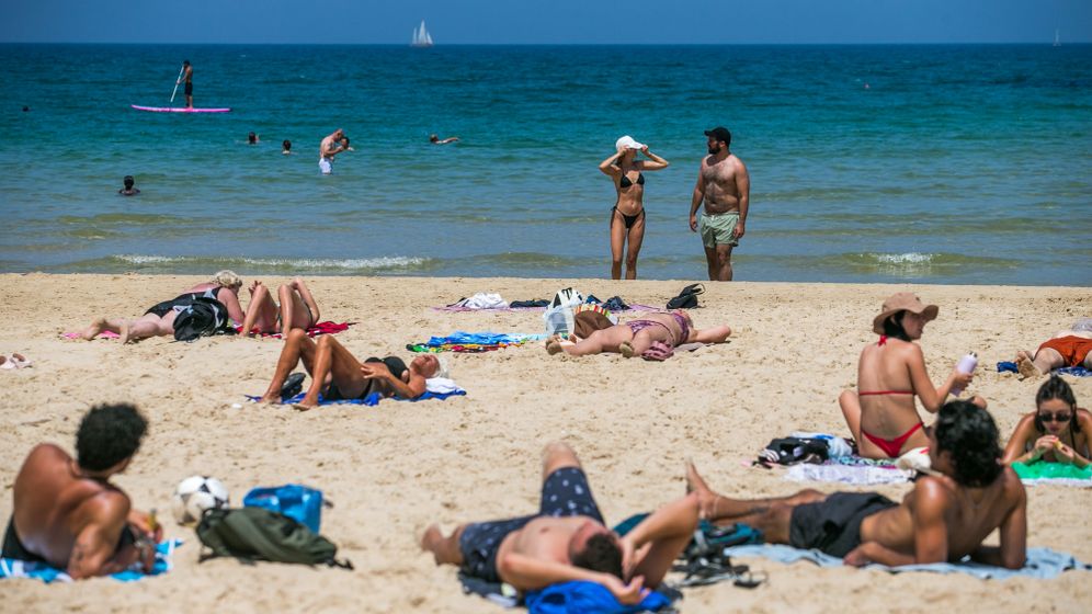 פלאש 90 ישראלים מבלים בחוף הים בתל אביב, ארכיון (למקום ולמצולמים אין קשר לנאמר בכתבה)