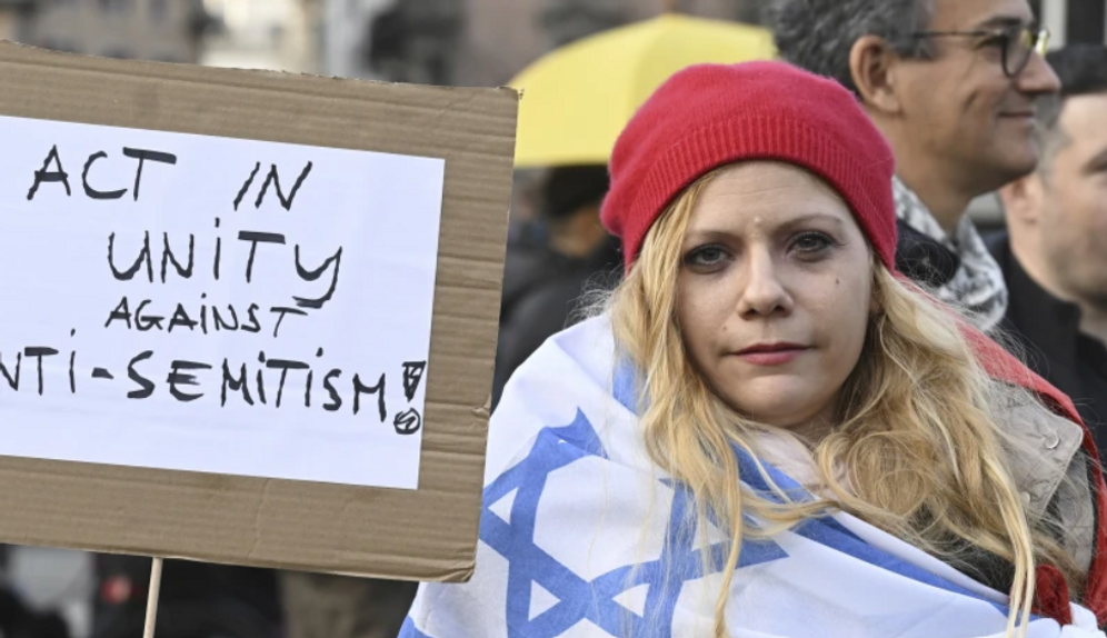 Des personnes participent à une veillée sur la place Helvetia à Zurich, en Suisse, le dimanche 3 mars 2024, après une attaque contre un juif orthodoxe