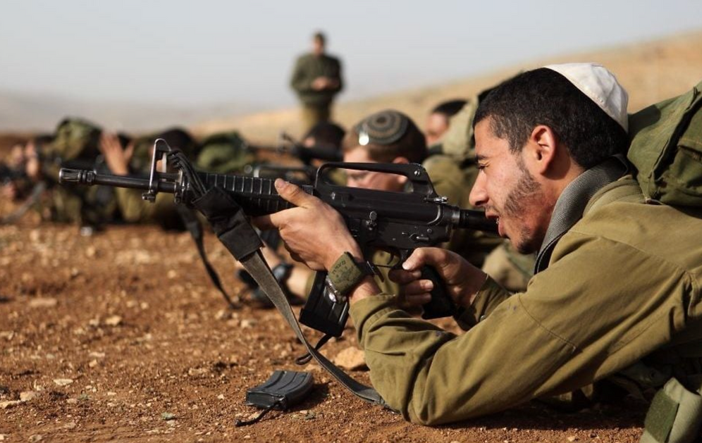 Les soldats israéliens de l'unité "Nahal Haredi" de Tsahal lors d'un exercice de tir à la base militaire de Peles dans la vallée nord du Jourdain, en août 2013.
