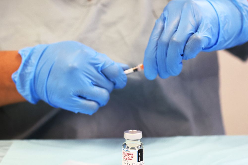 Le vaccin Moderna contre le coronavirus au Red Hook Neighborhood Senior Center dans le quartier Red Hood de l'arrondissement de Brooklyn le 22 février 2021 à New York