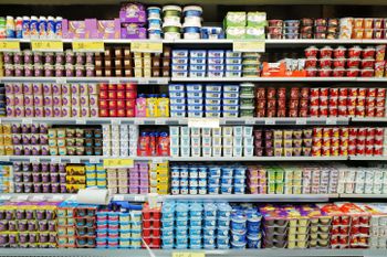 Produits laitiers en vente dans la chaîne de supermarchés Machsanei HaShuk, dans la ville de Katsrin, le 12 septembre 2022