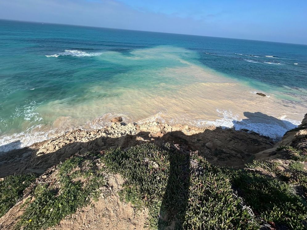 Une falaise effondrée sur la plage de Sidney Ali à Herzliya, le 21 février 2026.
