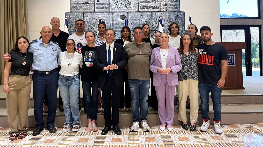 נשיא המדינה ורעייתו נפגשו עם בני משפחותיהן של התצפיתניות המוחזקות בשבי חמאס בעזה, היום