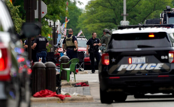 Les forces de l'ordre américaines effectuent des recherches dans le centre-ville de Highland Park, dans la banlieue de Chicago, après une fusillade lors du défilé du 4 juillet 2022