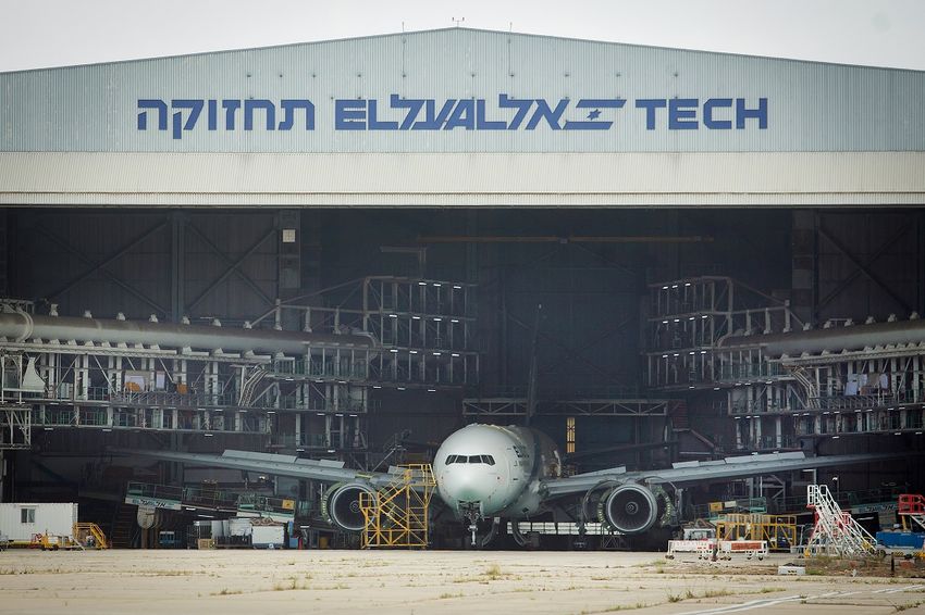 Un avion stationné à l'aéroport Ben Gourion, le 6 avril 2020