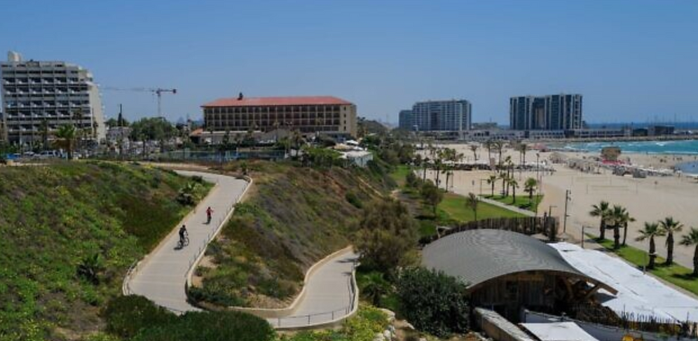 Michael Giladi/Flash90 Des Israéliens profitent d'une journée d'été ensoleillée sur la plage de Zvulun à Herzliya, le 27 juin 2023.